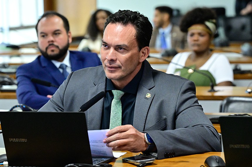 CDH aprova pisos salariais para militares e veterinários