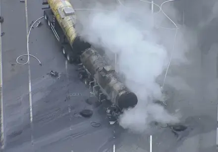 carreta pega fogo e bloqueia parte da rodovia dos imigrantes, em sp