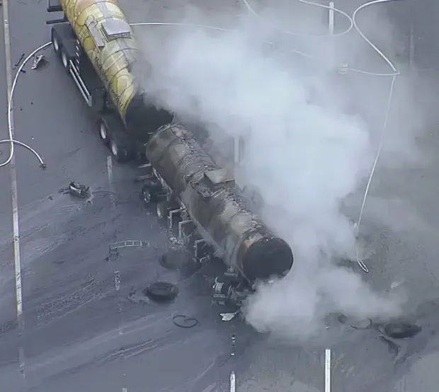 carreta pega fogo e bloqueia parte da rodovia dos imigrantes, em sp