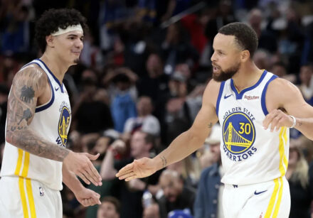 Gui Santos e Curry tiveram participações decisivas na vitória do Golden State Warriors • Photo by Ronald Martinez/Getty Images