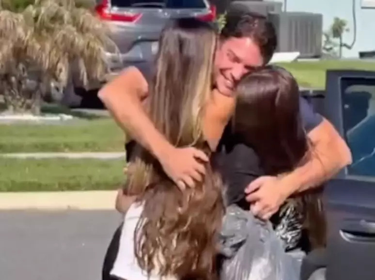 mulher de ramagem publica vídeo de retorno do ex deputado para casa após prisão nos eua