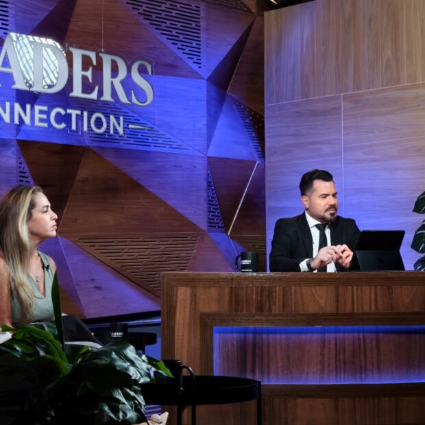 João Kepler, Natalia Beauty e Alfredo Soares lideram a chegada do Leaders Connection à BM&C Novo programa da BM&C News estreia em 18 de abril com líderes de empresas, fundadores e executivos que hoje influenciam decisões no mercado A engrenagem que move o mercado brasileiro ganha um novo palco a partir de 18 de abril. Em um momento onde o conteúdo de negócios se tornou o novo "prime time" de investidores e tomadores de decisão, a BM&C News sobe a régua da sofisticação editorial com a estreia do Leaders Connection. O programa não é apenas uma adição à grade; é um movimento estratégico de uma emissora que já domina os números, com 243 milhões de visitas em seu portal e uma audiência qualificada, onde 71% pertencem às classes AB. O foco é claro: falar para quem decide e sobre como essas decisões moldam o futuro do país. Sob o comando de Isaelson Oliveira, fundador da Lavanderia 60 Minutos e CEO do Grupo Hi, o formato rompe com a rigidez das entrevistas tradicionais. A proposta do Leaders Connection é o "unfiltered business", conversas densas, de aproximadamente uma hora, que removem a camada do discurso institucional para revelar o método por trás da gestão. Ao colocar dois grandes nomes frente a frente em cada episódio, o programa simula o ambiente das salas de conselho e das reuniões estratégicas fechadas, democratizando o acesso ao pensamento da elite corporativa brasileira de forma inédita e visceral.
