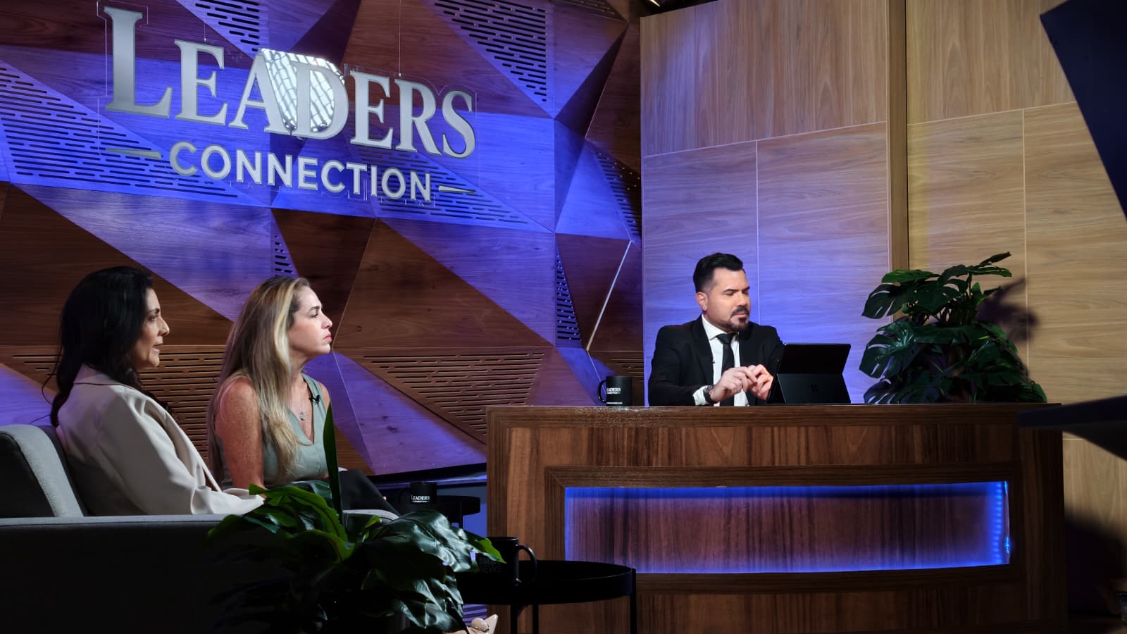 João Kepler, Natalia Beauty e Alfredo Soares lideram a chegada do Leaders Connection à BM&C Novo programa da BM&C News estreia em 18 de abril com líderes de empresas, fundadores e executivos que hoje influenciam decisões no mercado A engrenagem que move o mercado brasileiro ganha um novo palco a partir de 18 de abril. Em um momento onde o conteúdo de negócios se tornou o novo "prime time" de investidores e tomadores de decisão, a BM&C News sobe a régua da sofisticação editorial com a estreia do Leaders Connection. O programa não é apenas uma adição à grade; é um movimento estratégico de uma emissora que já domina os números, com 243 milhões de visitas em seu portal e uma audiência qualificada, onde 71% pertencem às classes AB. O foco é claro: falar para quem decide e sobre como essas decisões moldam o futuro do país. Sob o comando de Isaelson Oliveira, fundador da Lavanderia 60 Minutos e CEO do Grupo Hi, o formato rompe com a rigidez das entrevistas tradicionais. A proposta do Leaders Connection é o "unfiltered business", conversas densas, de aproximadamente uma hora, que removem a camada do discurso institucional para revelar o método por trás da gestão. Ao colocar dois grandes nomes frente a frente em cada episódio, o programa simula o ambiente das salas de conselho e das reuniões estratégicas fechadas, democratizando o acesso ao pensamento da elite corporativa brasileira de forma inédita e visceral.