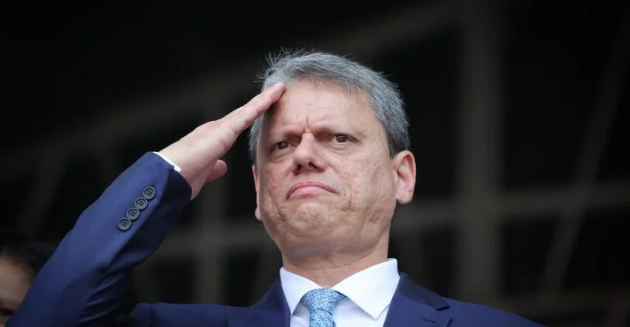Tarcísio cria ‘call center’ e facilita repasses para obras no interior antes da eleição