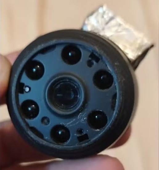 Mulher encontra câmera escondida em ventilador