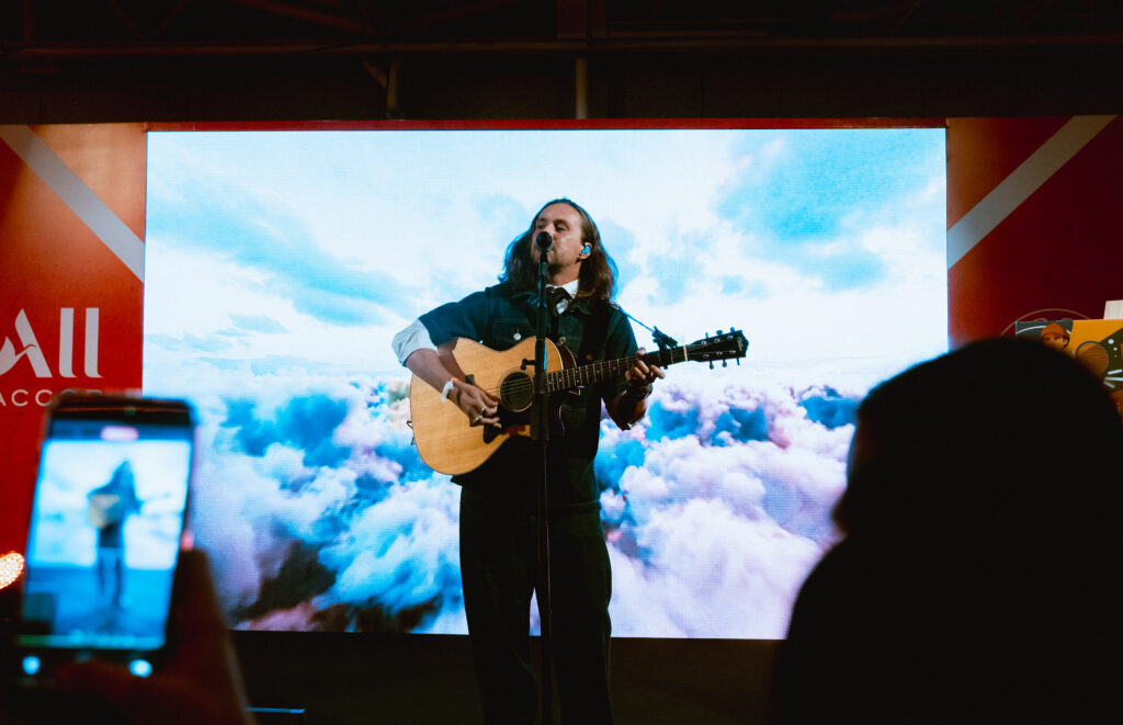 Além da homenagem, Vitor surpreendeu os participantes ao realizar um pocket show para os atletas presentes, reforçando a conexão entre sua trajetória musical e o universo do tênis, parte fundamental da história de sua família