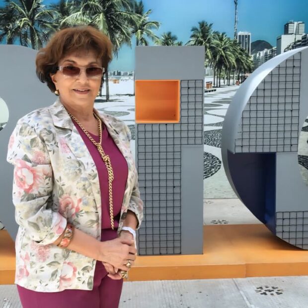 Memórias afetivas: o elo necessário para salvar as próximas gerações A Dra. Dina Frutuoso ensina como o afeto intergeracional combate o isolamento na era digital Chega de ignorar o vazio emocional que o isolamento digital impõe às nossas famílias neste 17 de abril de 2026. Enquanto a tecnologia avança a passos largos, percebo um retrocesso perigoso na forma como nos vinculamos a quem veio antes de nós. Não se trata apenas de ler um livro, mas de entender que a sobrevivência psíquica dos nossos jovens depende, hoje, da capacidade de resgatarmos as raízes que o excesso de telas insiste em apagar. Os dados do IBGE não mentem e traçam um cenário que exige ação imediata: o Brasil caminha para ser um país majoritariamente idoso até 2050. Entretanto, a despeito dessa transição demográfica, o desenraizamento familiar é uma realidade amarga alimentada por jornadas de trabalho exaustivas e pela falsa proximidade das redes sociais. Esse fenômeno tem gerado um exército de jovens vulneráveis, sem o anteparo emocional que apenas o legado de gerações anteriores consegue construir. Dina Frutuoso, doutora pela UFRJ e psicóloga clínica com mais de 50 anos de estrada, surge como o farol necessário para iluminar esse abismo. Aos 85 anos, ela transforma a própria solidão vivida na pandemia na obra “Memórias Afetivas - Reflexões sobre amor, resiliência e espiritualidade no relacionamento entre gerações”. Como autora da primeira tese brasileira sobre Universidades Abertas da Terceira Idade, Dina não apenas escreve sobre o envelhecime