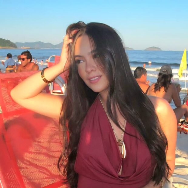 Julia Pimentel lidera mercado digital com sucesso de vendas absoluto Estratégia inovadora da marca nights in rio revela a força da influência no cenário digital No cenário dinâmico do empreendedorismo digital contemporâneo, poucos nomes ressoam com tanta precisão estratégica quanto Julia Pimentel. Recentemente, ela protagonizou um evento que redefine o sucesso na moda: o esgotamento da coleção Nights In Rio em apenas sessenta minutos. Ao faturar setecentos mil reais em uma hora, Julia validou a força da economia da influência. Este marco reflete um branding meticuloso, focado em uma audiência que busca autenticidade. A essência da Nights In Rio reside em uma proposta que equilibra duas energias distintas do território nacional. A marca nasceu da fusão entre o despojamento dos fins de tarde cariocas e a intensidade cosmopolita das noites de São Paulo. Esse cruzamento deu origem a um lifestyle jovem, desenhado para acompanhar a transição do pôr do sol até o amanhecer. Peças que transitam entre o sunset e o after são ferramentas de expressão para uma geração urbana e livre.