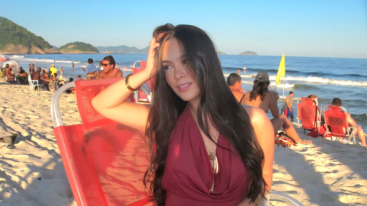 Julia Pimentel lidera mercado digital com sucesso de vendas absoluto Estratégia inovadora da marca nights in rio revela a força da influência no cenário digital No cenário dinâmico do empreendedorismo digital contemporâneo, poucos nomes ressoam com tanta precisão estratégica quanto Julia Pimentel. Recentemente, ela protagonizou um evento que redefine o sucesso na moda: o esgotamento da coleção Nights In Rio em apenas sessenta minutos. Ao faturar setecentos mil reais em uma hora, Julia validou a força da economia da influência. Este marco reflete um branding meticuloso, focado em uma audiência que busca autenticidade. A essência da Nights In Rio reside em uma proposta que equilibra duas energias distintas do território nacional. A marca nasceu da fusão entre o despojamento dos fins de tarde cariocas e a intensidade cosmopolita das noites de São Paulo. Esse cruzamento deu origem a um lifestyle jovem, desenhado para acompanhar a transição do pôr do sol até o amanhecer. Peças que transitam entre o sunset e o after são ferramentas de expressão para uma geração urbana e livre.