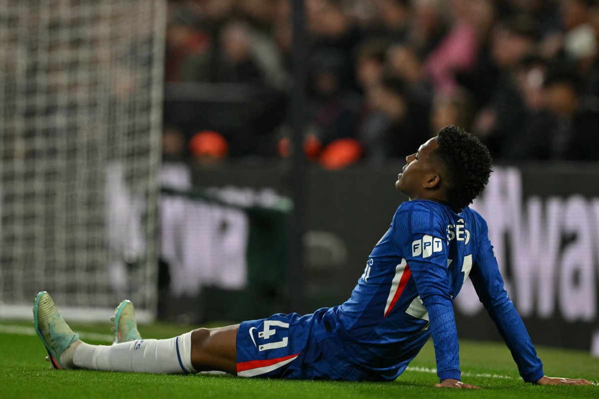 Estêvão sente lesão em jogo do Chelsea e vira preocupação para Ancelotti