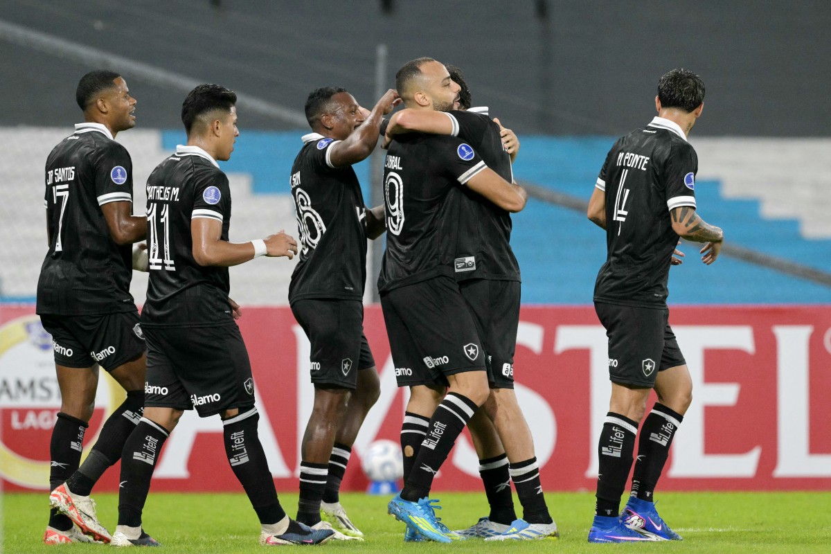 Botafogo faz três gols no início e goleia a Chapecoense na Arena Condá