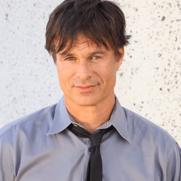 Ator de Melrose Place e Tropas Estelares morre aos 57 anos após ser encontrado inconsciente no chuveiro