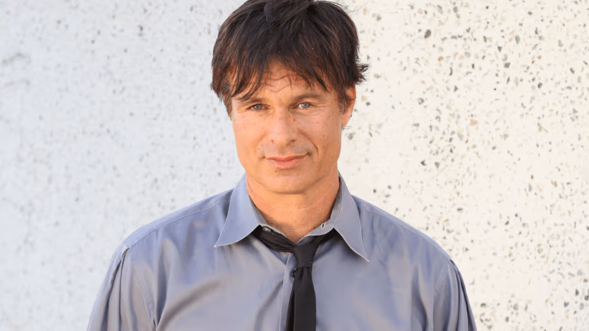 Ator de Melrose Place e Tropas Estelares morre aos 57 anos após ser encontrado inconsciente no chuveiro