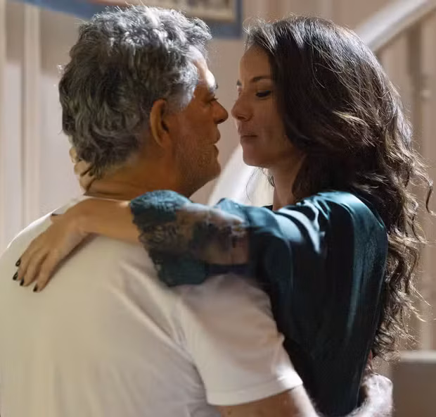 Zenilda beija Rogério e “Três Graças” entrega o casal que a gente queria | Créditos: Globo