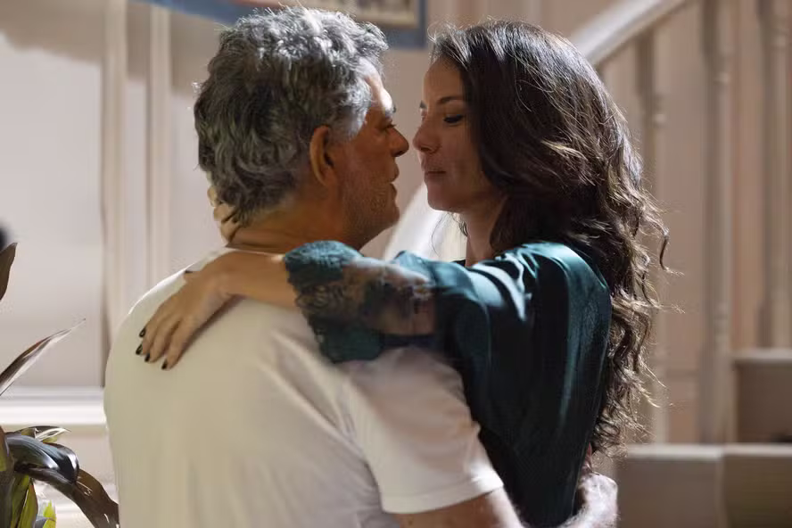 Zenilda beija Rogério e “Três Graças” entrega o casal que a gente queria | Créditos: Globo