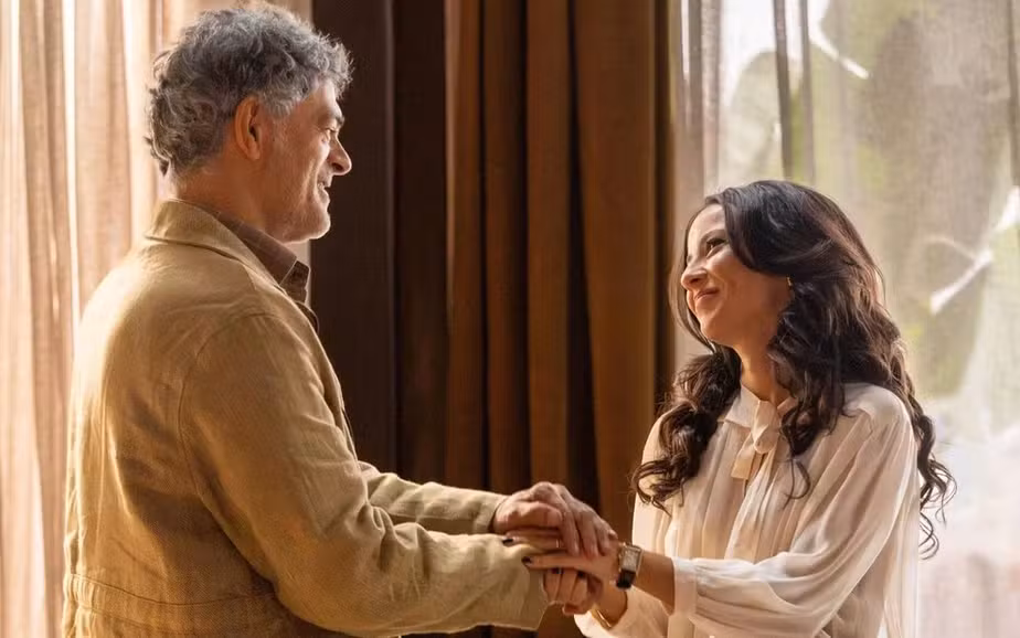 Zenilda e Rogério iniciam romance | | Créditos: Globo/Manoella Mello