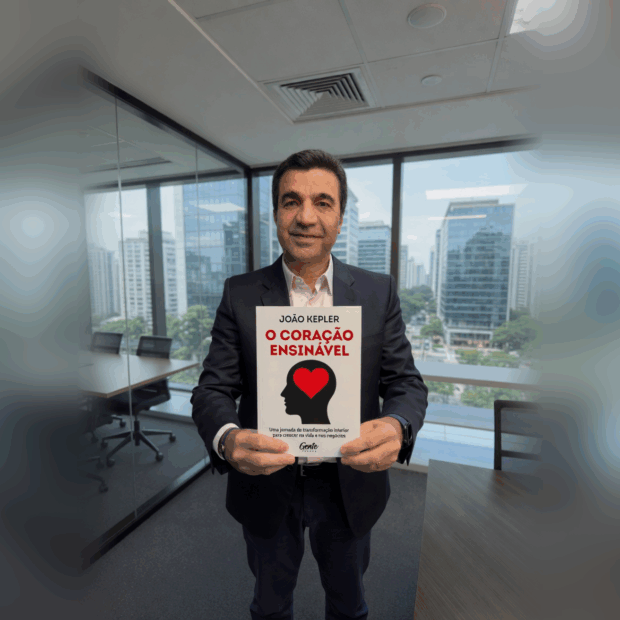 Como João Kepler está transformando papel em experiência estratégica Evento no Teatro B32, em São Paulo, abandona noite de autógrafos tradicional e aposta em cerimônia em atos com experiência sensorial Esqueça tudo o que você conhece sobre noites de autógrafos frias e filas intermináveis em livrarias silenciosas. No próximo dia 23 de abril de 2026, o Teatro B32, em São Paulo, será o epicentro de uma ruptura: João Kepler não está apenas lançando um livro, ele está inaugurando um novo modelo de negócios para a marca pessoal. "O Coração Ensinável" surge como um manifesto que exige mais do que leitura; exige presença, audição e uma imersão sensorial que poucos autores tiveram coragem de executar até hoje. Dados recentes do setor editorial e de eventos mostram que a retenção de conteúdo em formatos puramente estáticos caiu drasticamente nos últimos dois anos. Vivemos a economia da experiência, onde o valor de uma obra é multiplicado pela profundidade da conexão que ela gera com o seu público. Ao integrar uma orquestra ao vivo e uma trilha sonora autoral como "Teachable Heart" à sua narrativa, Kepler não atende apenas aos leitores, ele seduz uma audiência de empresários e investidores que, historicamente, são céticos a conteúdos meramente conceituais. João Kepler, reconhecido por sua trajetória de sucesso na Nova Economia, assume aqui o papel de um estrategista de legado. Ao lado de figuras de peso como Paulo Vieira e Cláudio Duarte, ele constrói uma rede de credibilidade que vai muito além do marketing tradicional. Não se trata apenas de quem ele é, mas do porquê ele faz o que faz: Kepler entendeu que a vulnerabilidade, quando estruturada de forma profissional e artística, torna-se o ativo mais valioso de um líder no cenário de 2026. Deixamos para trás o consumo passivo para abraçar uma transformação real: de espectador de uma carreira, para protagonista de um aprendizado contínuo. Essa transição de "A para B" é o que define o sucesso da cerimônia em atos teatrais proposta para o lançamento. Ao enfrentar o obstáculo da frieza corporativa com uma experiência que toca o emocional, a obra deixa de ser apenas um item na estante para se tornar uma ferramenta de transformação na gestão e na vida de quem ocupa as cadeiras do Teatro B32.