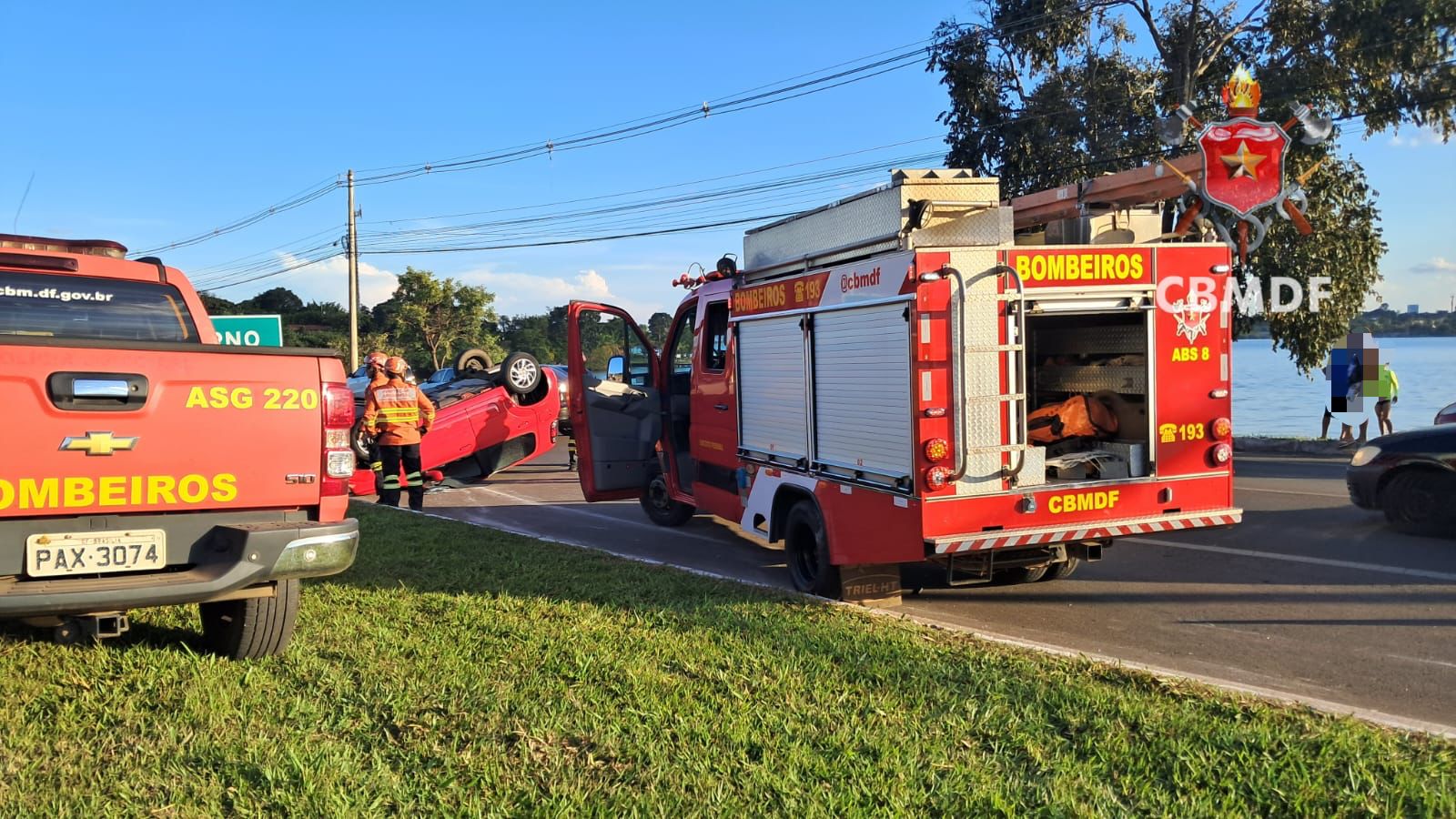 Capotamento na DF 005 após colisão deixa um ferido no Lago Norte