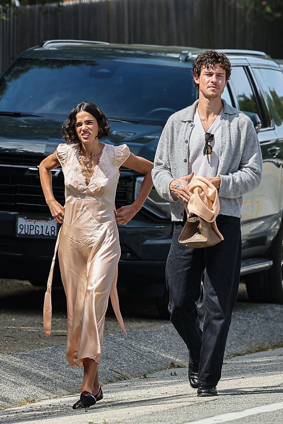 Bruna Marquezine vai à igreja de Malibu com Shawn Mendes e o look de R$ 51 mil divide opiniões: ‘Que roupas tenebrosas’