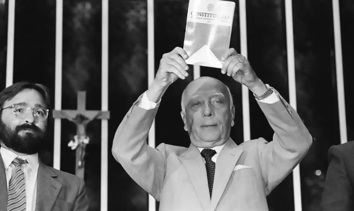 ulysses guimaraes proclama a constituicao