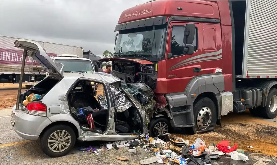 Acidente fatal na BR-251 mata seis membros de uma família em Minas Gerais