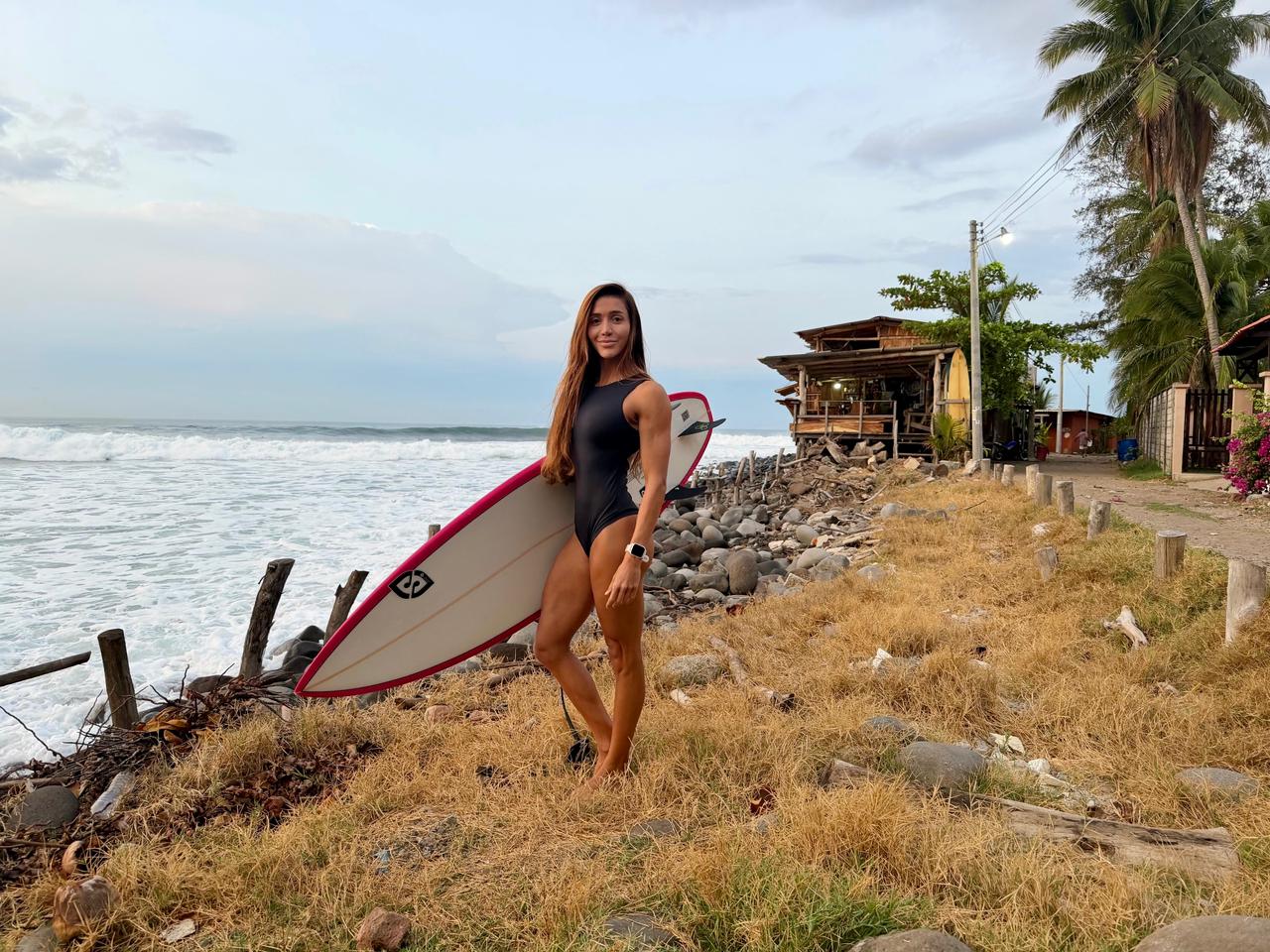 Tayane Dalazen desembarca em Punta Roca, em El Salvador, para dias de surf