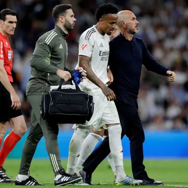 Eder Militão deixa o campo machucado na vitória do Real Madrid sobre o Alavés • Getty Images
