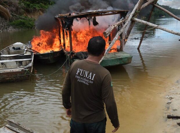 embarcações usadas por garimpeiros são inutilizadas por forças de segurança na região do baixo catrimani, na terra indígena yanomami