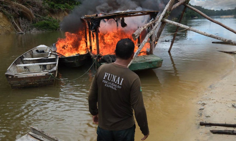 embarcações usadas por garimpeiros são inutilizadas por forças de segurança na região do baixo catrimani, na terra indígena yanomami