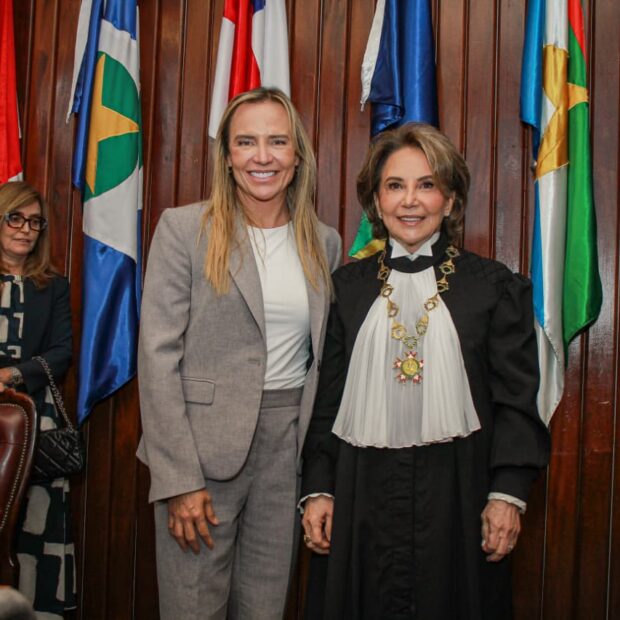 Maria do Carmo Cardoso e celina na posse dos novos dirigentes do TRF1