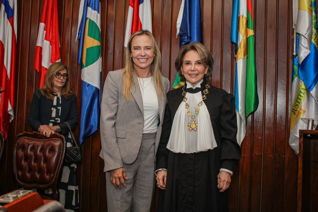 Maria do Carmo Cardoso e celina na posse dos novos dirigentes do TRF1