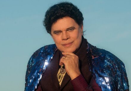 diogo vilela apresenta o monologo cauby uma paixao no palco instituto unimed bh em casa 1 e1612331149593