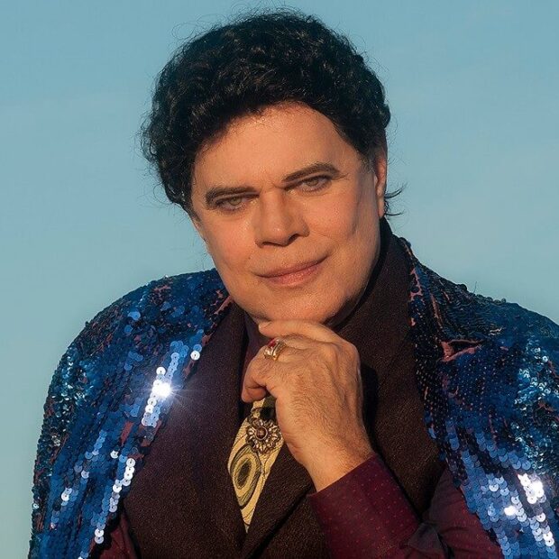 diogo vilela apresenta o monologo cauby uma paixao no palco instituto unimed bh em casa 1 e1612331149593