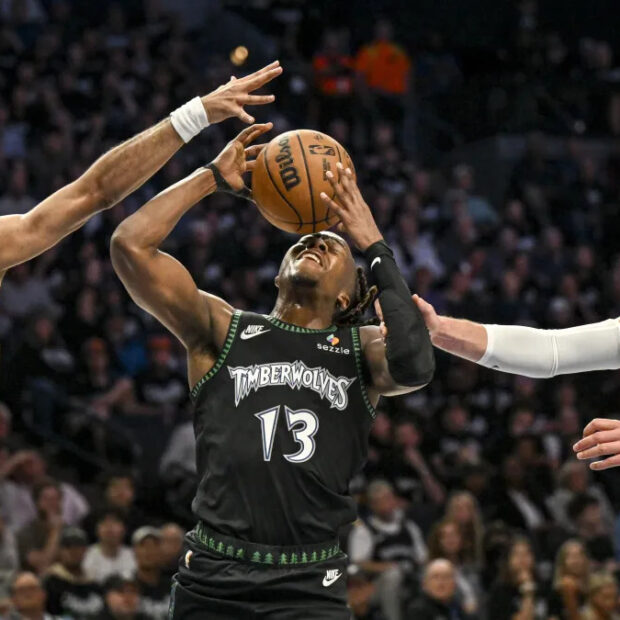 Ayo Dosunmu foi o nome da vitória dos Wolves contra os Nuggets • Photo by AAron Ontiveroz/The Denver Post