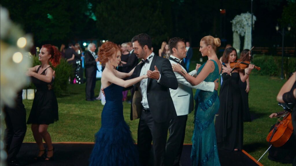 Sucesso em dezenas de países, “Amor de Aluguel” já é considerada um clássico moderno da comédia romântica turca e chega ao Brasil já com uma base de fãs consolidada