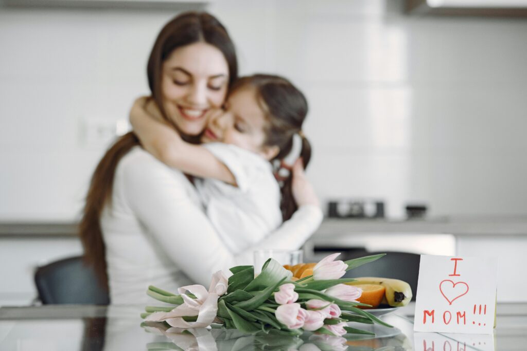 O estudo identificou um descompasso interessante entre o que as mães desejam e o que os filhos planejam comprar |  | Créditos: Pexels (Gustavo Fring)