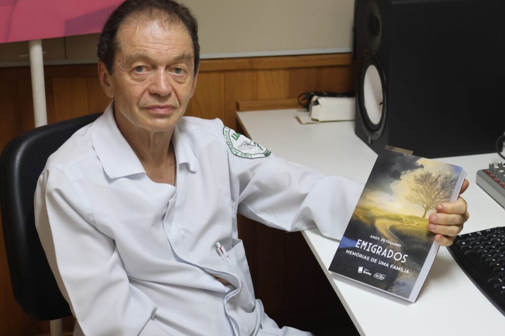 Professor Andy Petroianu lança livro ficcional baseada na emigração de sua família | Foto: Centro de Comunicação Social – CCS / Faculdade de Medicina da UFMG