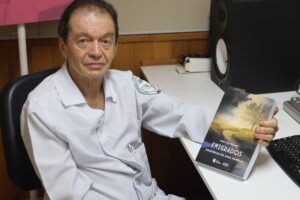 Professor Andy Petroianu lança livro ficcional baseada na emigração de sua família | Foto: Centro de Comunicação Social – CCS / Faculdade de Medicina da UFMG