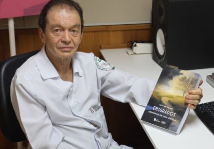 Professor Andy Petroianu lança livro ficcional baseada na emigração de sua família | Foto: Centro de Comunicação Social – CCS / Faculdade de Medicina da UFMG