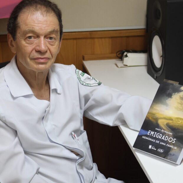 Professor Andy Petroianu lança livro ficcional baseada na emigração de sua família | Foto: Centro de Comunicação Social – CCS / Faculdade de Medicina da UFMG