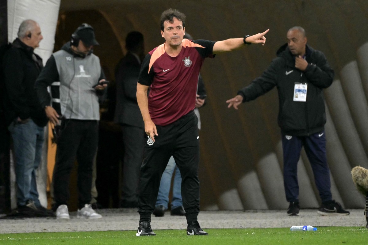 Corinthians faz o básico, vence o Vasco com um a menos em Itaquera e deixa o Z-4 do Brasileirão