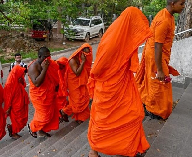 agentes interceptaram o grupo ao desembarcar no aeroporto internacional bandaranaike, perto de colombo, depois de uma viagem de quatro dias a bangkok, na tailândia