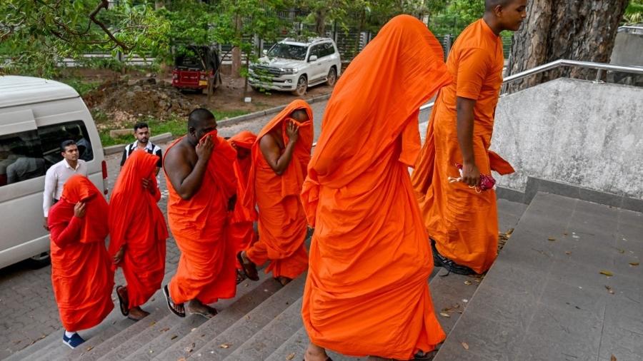 agentes interceptaram o grupo ao desembarcar no aeroporto internacional bandaranaike, perto de colombo, depois de uma viagem de quatro dias a bangkok, na tailândia