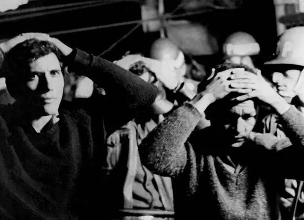 Grevistas são rendidos e presos na desocupação da Cobrasma pelo Exército, Osasco 1968. - Acervo/Memorial da Democracia