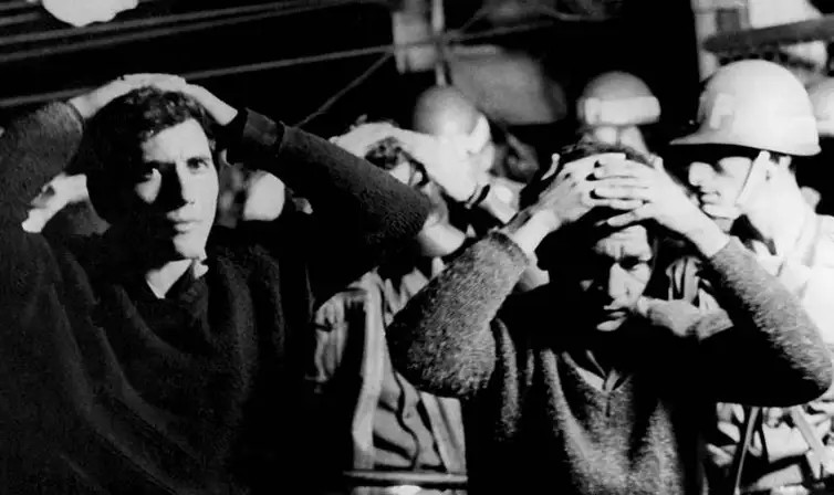 Grevistas são rendidos e presos na desocupação da Cobrasma pelo Exército, Osasco 1968. - Acervo/Memorial da Democracia