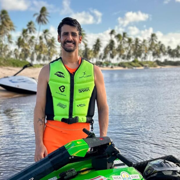 Campeão mundial Bruno Jacob lidera etapa brasileira do Jet Waves Atleta retorna às origens como favorito em etapa mundial que une esporte, performance e consciência O cenário paradisíaco da Praia de Guarajuba, em Camaçari, prepara-se para ser o epicentro de um dos eventos mais eletrizantes do calendário esportivo internacional em 2026. Entre os dias 8 e 10 de maio, a Bahia recebe a etapa brasileira do Jet Waves World Cup, consolidando o retorno do estado ao prestigiado circuito da International Freeride Watercraft Association (IFWA). No centro das atenções está o baiano Bruno Jacob, campeão mundial de jet ski freeride e atual líder do ranking sul-americano, que surge não apenas como um competidor, mas como o símbolo máximo de excelência e autoridade brasileira em uma modalidade que exige vigor físico extremo e precisão técnica absoluta sobre as ondas.