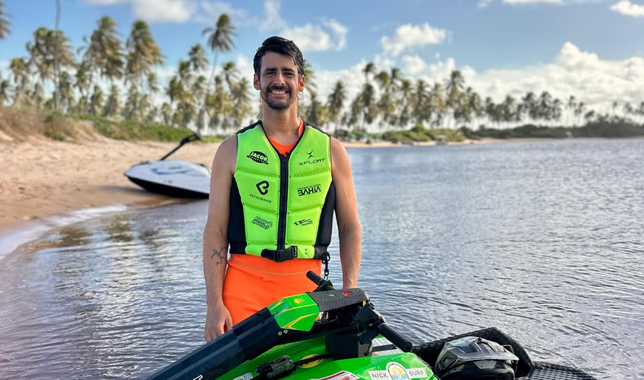 Campeão mundial Bruno Jacob lidera etapa brasileira do Jet Waves Atleta retorna às origens como favorito em etapa mundial que une esporte, performance e consciência O cenário paradisíaco da Praia de Guarajuba, em Camaçari, prepara-se para ser o epicentro de um dos eventos mais eletrizantes do calendário esportivo internacional em 2026. Entre os dias 8 e 10 de maio, a Bahia recebe a etapa brasileira do Jet Waves World Cup, consolidando o retorno do estado ao prestigiado circuito da International Freeride Watercraft Association (IFWA). No centro das atenções está o baiano Bruno Jacob, campeão mundial de jet ski freeride e atual líder do ranking sul-americano, que surge não apenas como um competidor, mas como o símbolo máximo de excelência e autoridade brasileira em uma modalidade que exige vigor físico extremo e precisão técnica absoluta sobre as ondas.