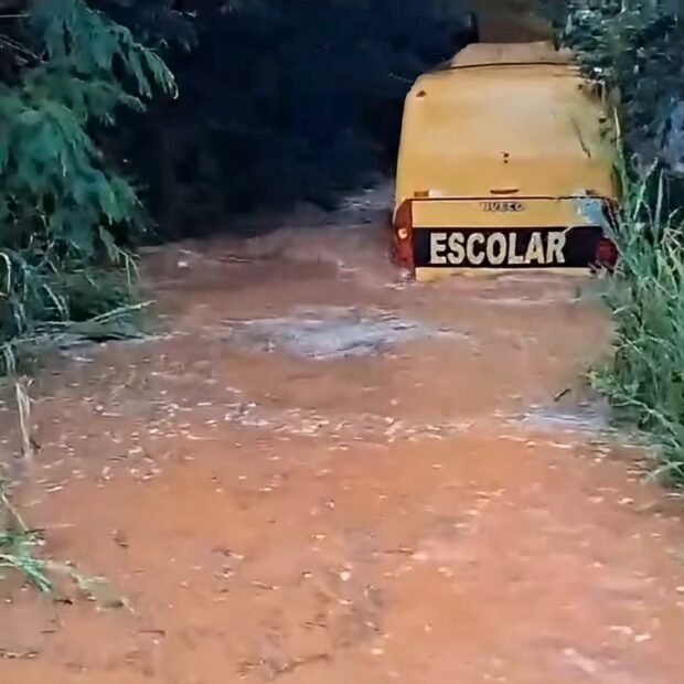 Ônibus escolar fica preso em enchente no Paraná