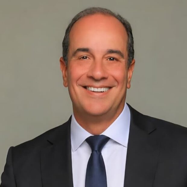 Derrota de Jorge Messias: Carlos Kauffmann analisa crise entre poderes No Visão Crítica da Jovem Pan, professor da PUC defende novas regras para o Supremo A rejeição do nome de Jorge Messias pelo Senado Federal para o Supremo Tribunal Federal (STF), fato que não ocorria há mais de um século, acendeu um alerta sobre o equilíbrio entre os poderes no Brasil. Durante sua participação no programa Visão Crítica, da Jovem Pan News, o advogado criminalista e professor de Processo Penal da PUC-SP, Carlos Kauffmann, mestre na área e docente na instituição desde 1995, analisou o episódio como um marco político e institucional. “Eu acho que foi uma derrota histórica e gigantesca para o governo, para o Executivo”, afirmou o especialista, destacando que o resultado surpreende pelo contexto atual, uma vez que a gestão federal não esperava tal desfecho na Casa Legislativa.
