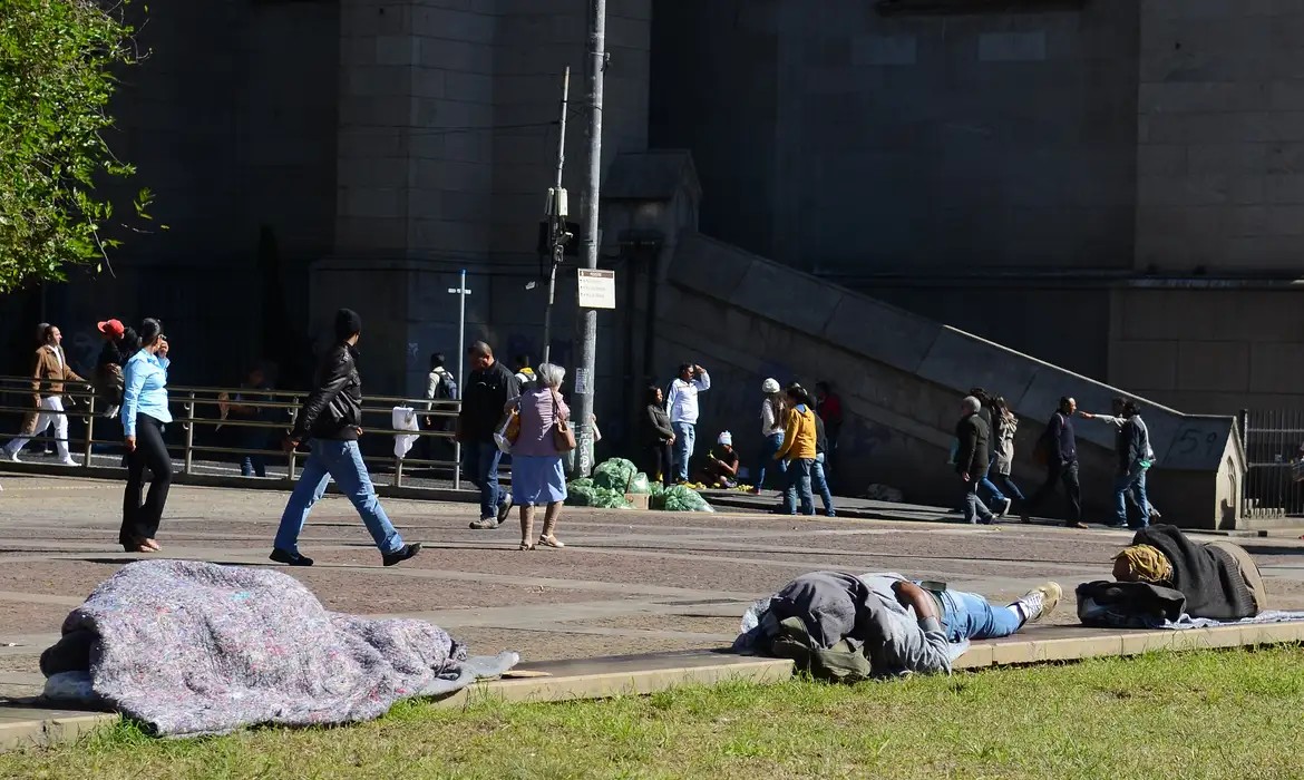 Governo lança unidades de atendimento para população em situação de rua em SP e IBGE anuncia censo